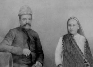 父親希瑞亞（Sheriar Mundegar Irani）和母親希芮茵·伊朗尼（Shireen Irani）