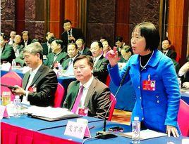 我對國家有感情，我要站著說