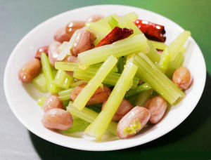 熗拌芹菜花生 熗拌芹菜花生