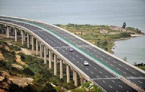 2010年3月25日，車輛行駛在景色優美的惠深沿海高速公路上。