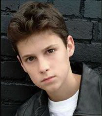 （圖）Francia Raisa (弗朗西亞·萊薩) 飾演 Andrian Lee 