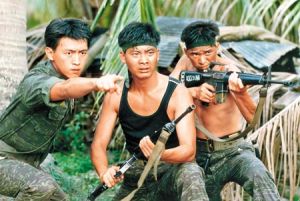 李興文（右）《報告班長》劇照