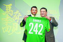 馬季奇（左）獲贈242號球衣