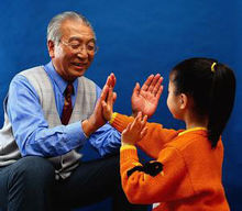 爺孫女玩拍手歌遊戲