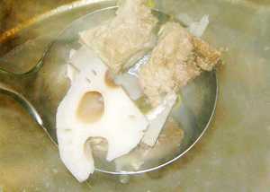 6、吃的時候放鹽、胡椒、少量雞精，喜歡蔥花也可以撒些蔥花。