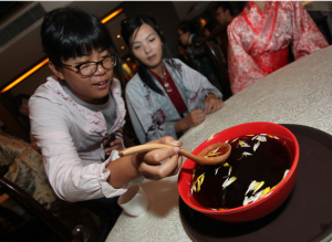 飲菊花酒 飲菊花酒