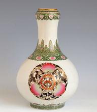 粉彩團壽桃蒜頭瓶