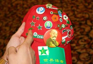 一位世界語者在展示綠星章 孫明孝 攝