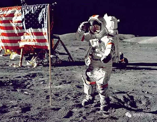 Hello 給大家來自月球的問候