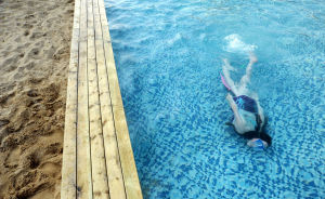 遊客在上海外灘“沙灘泳池”游泳避暑