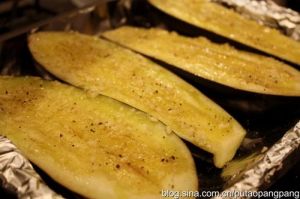 均勻滴撒上海鹽和黑胡椒