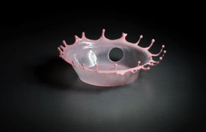 一滴奶油濺落到另一滴奶油上所拍攝的