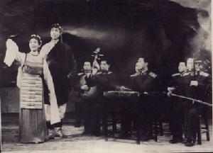 李淑君、謝憶生在演唱《毛主席派人來》