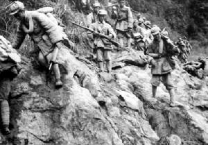 1949年11月1日至12月31日，人民解放軍發動解放西南戰役。圖為部隊行進在四川東部大巴山區的懸崖絕壁上。