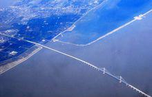 從空中拍攝的後期施工的上海長江大橋