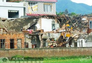 從民房後方可以看到，樓房屋頂已經被炸塌