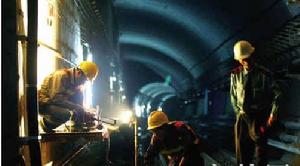 （圖）捷運五號線珠江新城站內，工人正在加緊安裝隧道中的疏散平台