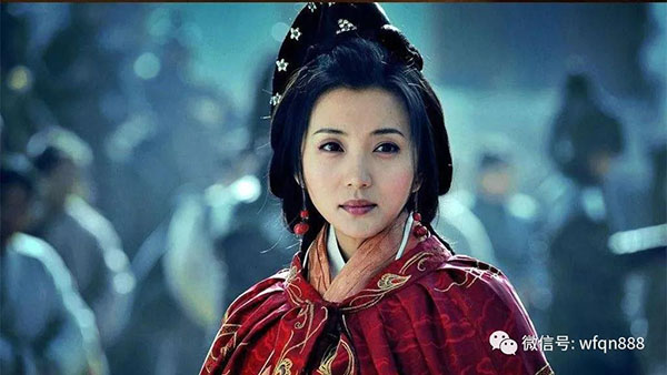 她是三國第一美女，嫁給誰誰就死，卻依舊被男人當成玩物搶來搶去