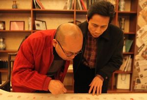 順德美協主席葉其嘉（右）觀賞孫敏（左）的“中國印”手卷.j順德美協主席葉其嘉觀賞孫敏手卷