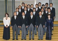 首相安倍晉三（前列左四）與新內閣成員合影