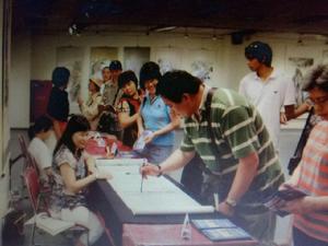 在台北市國父紀念館,在留言簿上寫賀詞。