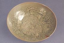 青釉刻花牡丹紋碗