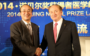 孫建玲與諾獎得主羅伯特&middot;默頓親切合影