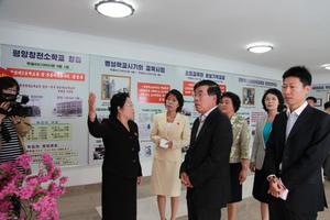 金秀福校長介紹校園(左二)