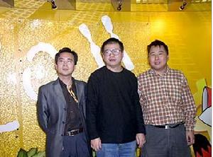 搜狐財經中心總監方剛(左一)與《商務周刊》主編高昱(左二)、主持人信海光(右一)在搜狐公司