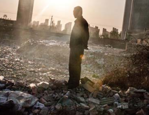 2014年4月4日，保定沈莊城中村，積滿垃圾的池塘和岸邊的土地連成一片。