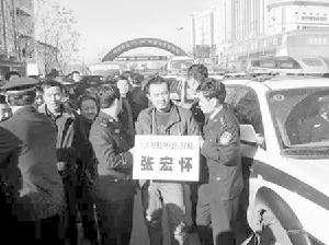 陝西府谷縣押解3殺人搶劫嫌犯