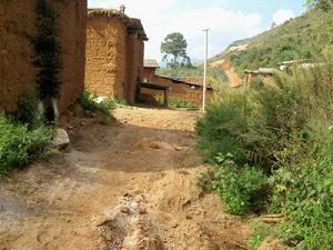 泥濘的進村道路