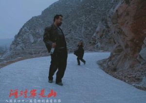 《河對岸是山》