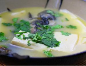 鯽魚香菜豆腐湯 鯽魚香菜豆腐湯