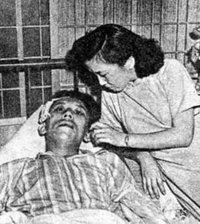 被打傷的大公報記者楊集在醫院中