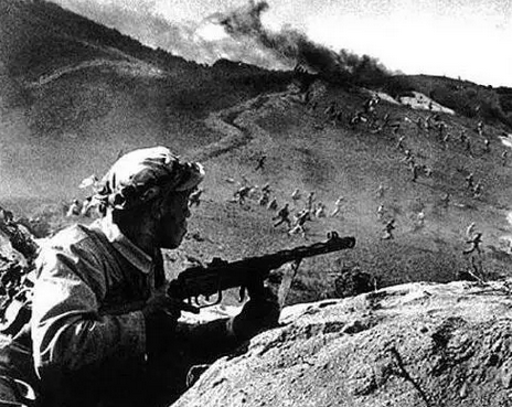 一人、一槍、三顆手雷,他在朝鮮堵截了美軍一個師! 一人、一槍、三顆手雷,他在朝鮮堵截了美軍一個師!