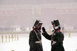 （圖）天安門廣場值勤武警換崗時相互拍打夥伴身上的雪花