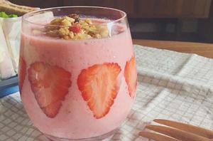 草莓香蕉思慕雪 草莓香蕉思慕雪