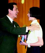 時任台北市長的馬英九為女兒馬元中頒獎