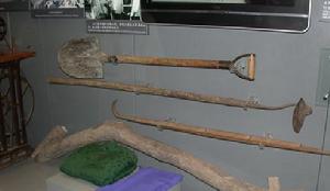 （圖）當年使用過的鐵鍬