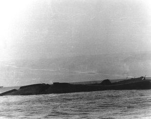 1942年6月6日，約克城號在拖行期間遭日本潛艇的魚雷擊中，迫使美軍延遲拯救行動。然而是次攻擊使約克城號的入水加劇，到7日凌晨守衛的驅逐艦發現約克城號的情況已無法挽回。日出時分約克城號在海面傾覆，然後沉入海底。