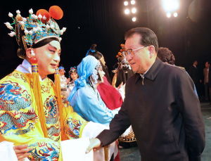 演出結束後，李長春與演員親切握手