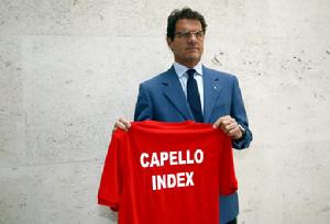 2010年5月11日凌晨，英格蘭隊主帥卡佩羅在倫敦證券交易所發布了一項新的公式——“卡佩羅指數”，用來測量球員的表現。圖為卡佩羅做宣傳。