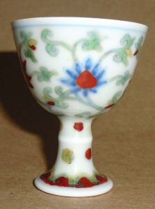 成化鬥彩纏枝蓮紋竹節高足小杯 成化鬥彩纏枝蓮紋竹節高足小杯