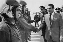 穆巴拉克與埃及空軍官兵握手