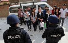 圖為警察帶走傳銷人員