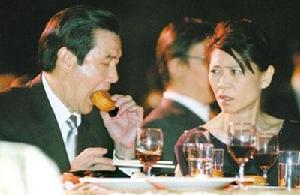 馬英九“鏡頭前猛吃”