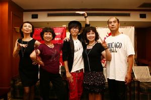 王嘯坤（中）與“舞林高手”合影