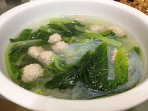 小白菜冬粉丸子湯 小白菜冬粉丸子湯