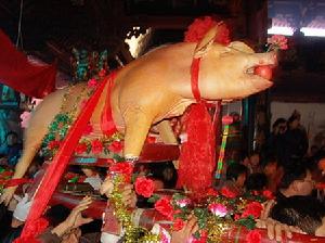 祭品們被儘可能舉到最高，從人們的頭上越過，送到蕭公座前